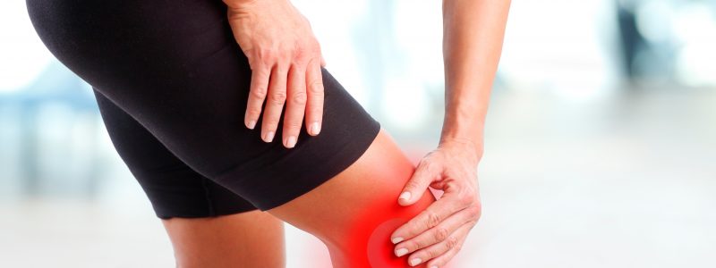 Abbildung zeigt eine Frau mit Knieschmerz